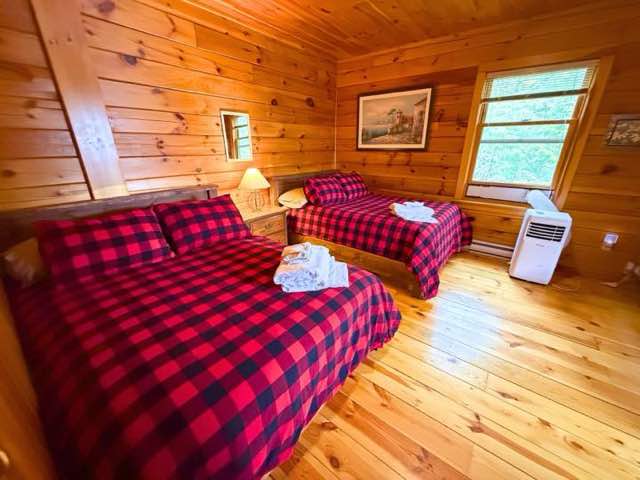 bed red towels
